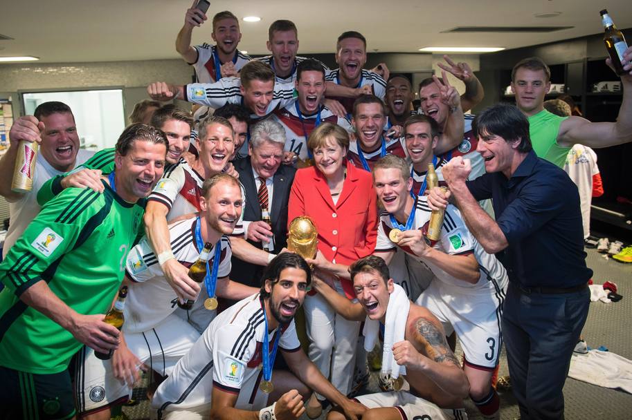 Rio de Janeiro. Dopo la finalissima Germania-Argentina 1 0 Angela Merkel e il presidente tedesco Joachim Gauck festeggiano con i neo campioni del mondo (Olycom)